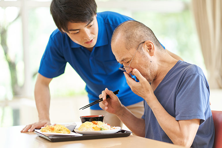 高齢者の食事の工夫1：食べにくいものに気を付ける
