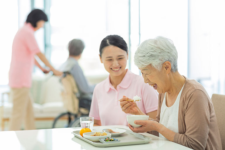 高齢者の食事の特徴って？ 健康のために摂取すべき栄養や注意すべきポイントを解説