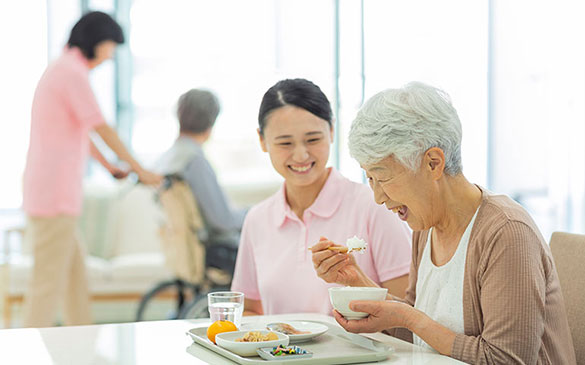 高齢者の食事の特徴って？ 健康のために摂取すべき栄養や注意すべきポイントを解説