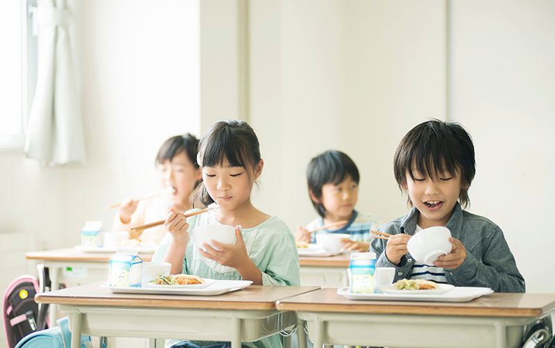 学校給食は栄養バランスが悪い？給食の必要性や子どもが不足しやすい栄養素とは