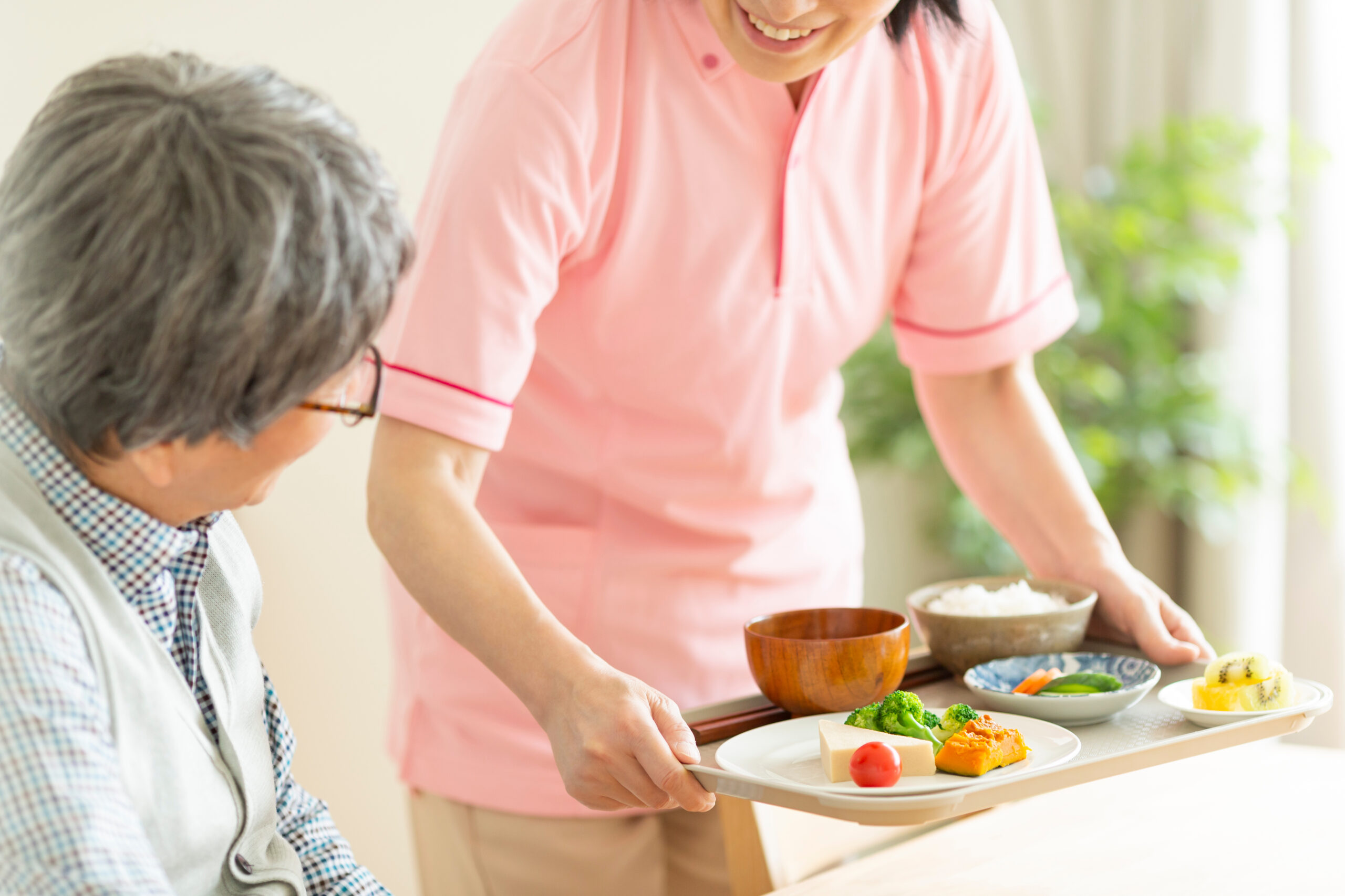 介護施設で提供される食事のメニュー例を紹介｜高齢者にとって食べやすい食事形態とは