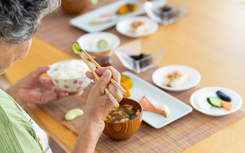 高齢者の食事量はどのくらいが目安？食事の量を確保する対策も紹介
