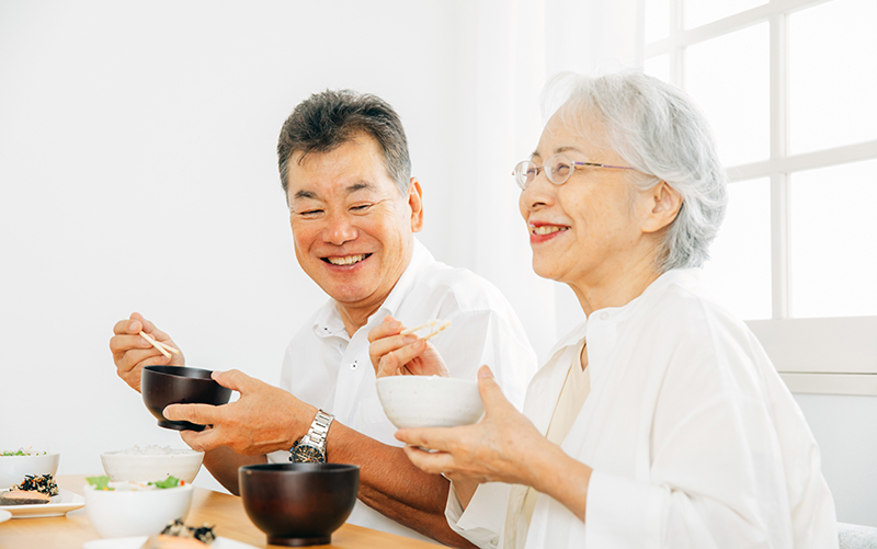 高齢者の昼食の献立例を紹介｜考慮すべきポイントや人気メニューとは？