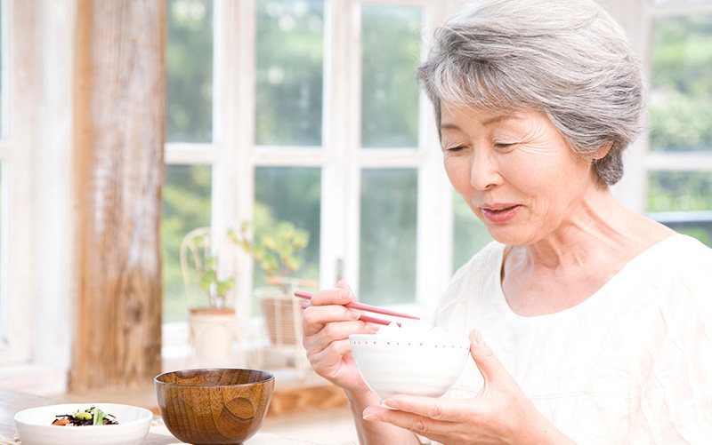 高齢者が必要とするご飯の量の目安とは？介護施設で好まれやすいご飯ものの例も解説