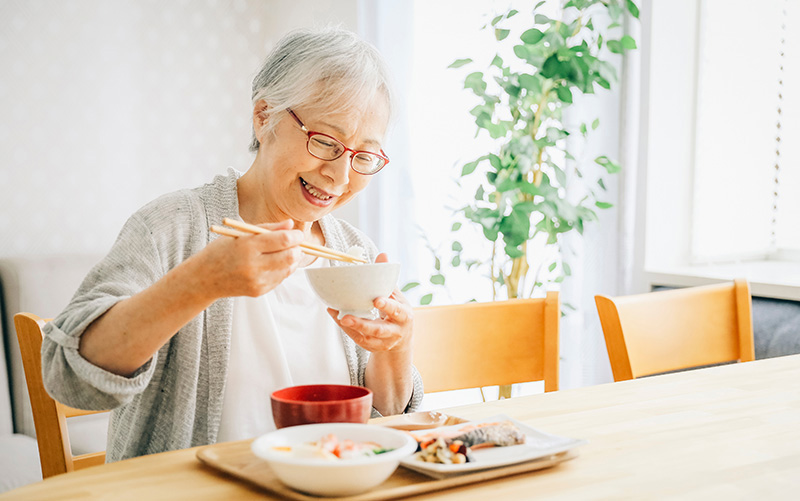 高齢者に適したやわらかい食事の必要性とは？安全な食事のポイントについても解説